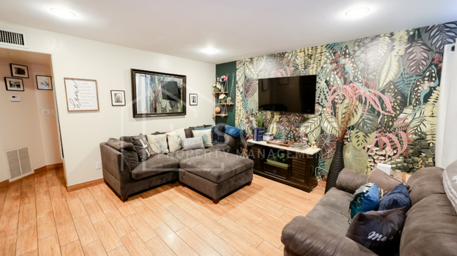 Building Photo - Stylish 2-Bedroom Townhome with in Prime L...