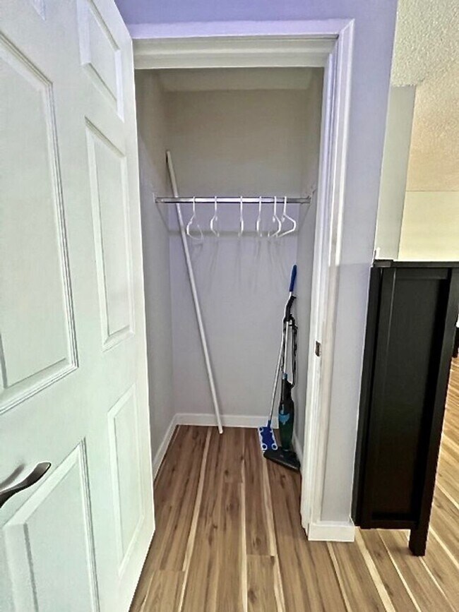 Building Photo - Furnished Cozy 1 Bedroom / 1 Bath Condo - ...