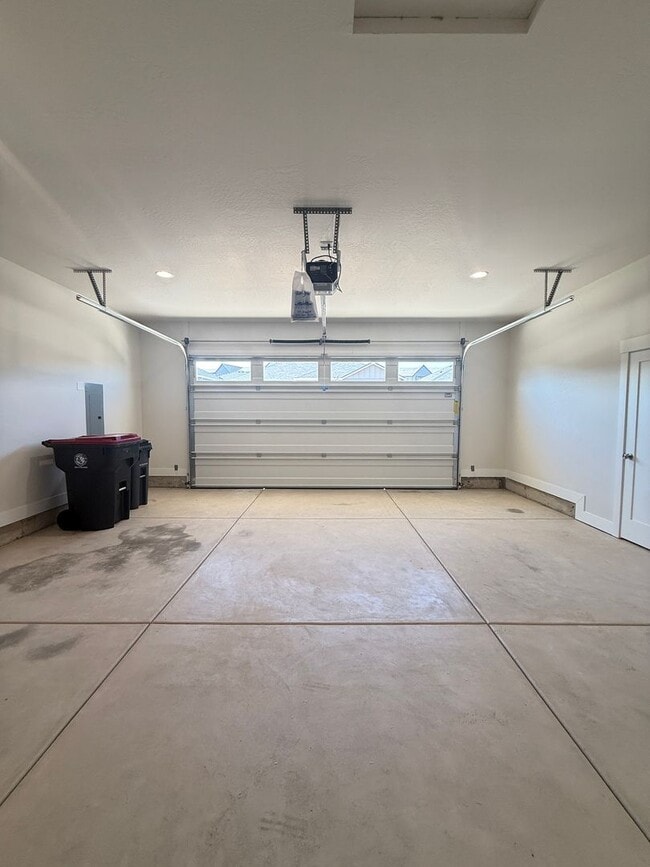 Building Photo - Beautiful New 3 Bed, 2 Bath Home in Northeast Medford