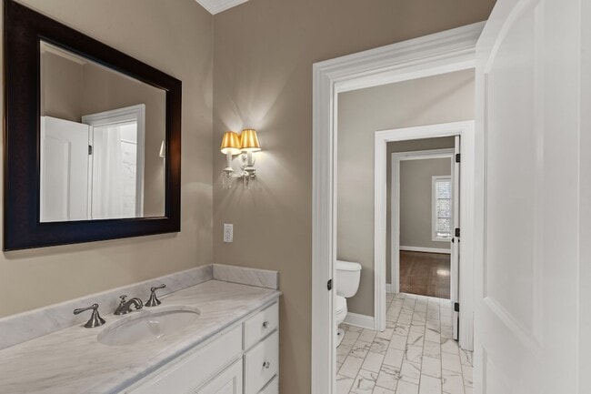 Building Photo - 2019 Overhill Dr