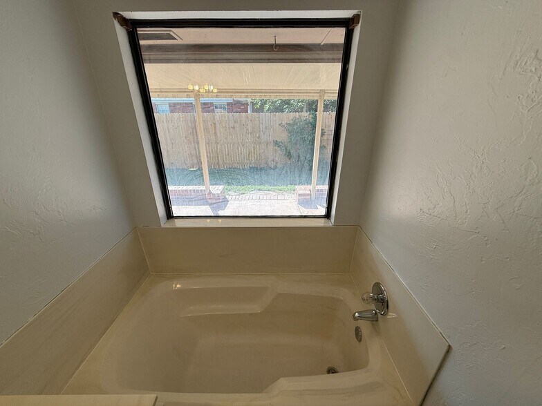 Building Photo - 213 Brackendale Ln