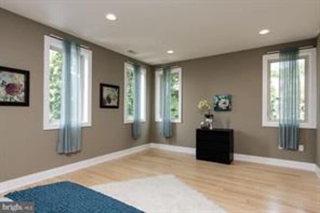 Building Photo - Manayunk Townhome with 2 Car Parking
