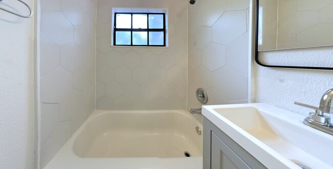 Building Photo - 2928 W Elrod Ave