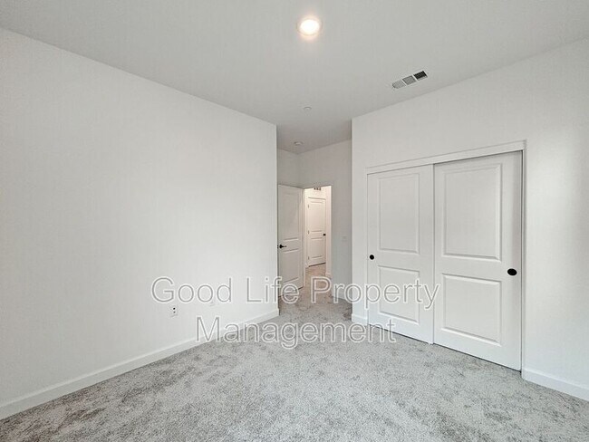 Building Photo - 820 Makani St