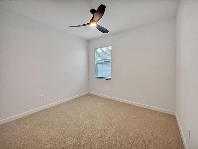 Building Photo - 5989 SE Sky Blue Cir