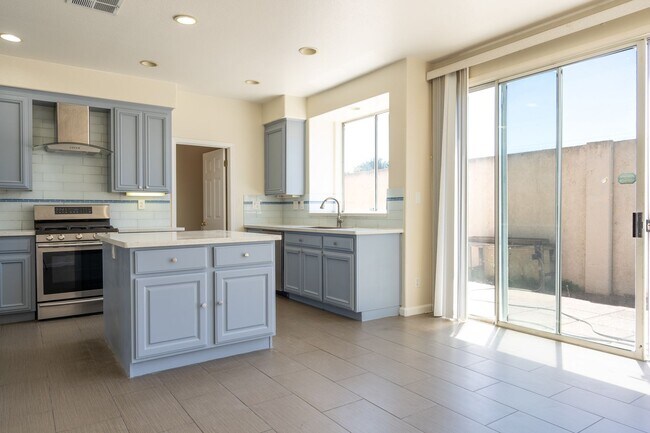 Building Photo - ***Exceptional 3BR/2.5BA Residence in Prime *** San Leandro Location