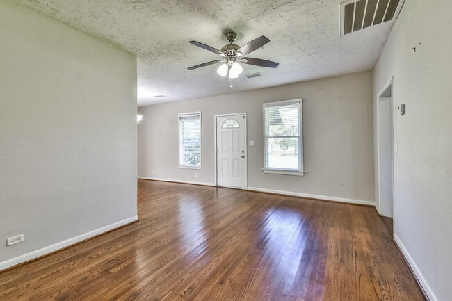 Building Photo - Comfy 3 Bedroom Home Complete Rennovation!...