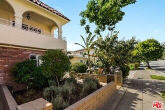 Building Photo - Beautifully Remodeled 2 Bed 1.5 Bath Santa...