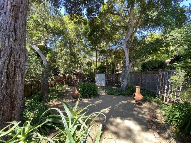 Building Photo - "Lazy Day-Z" Two Bedroom Perfectly Located Carmel-by-the-Sea Home Close to Town & Beach