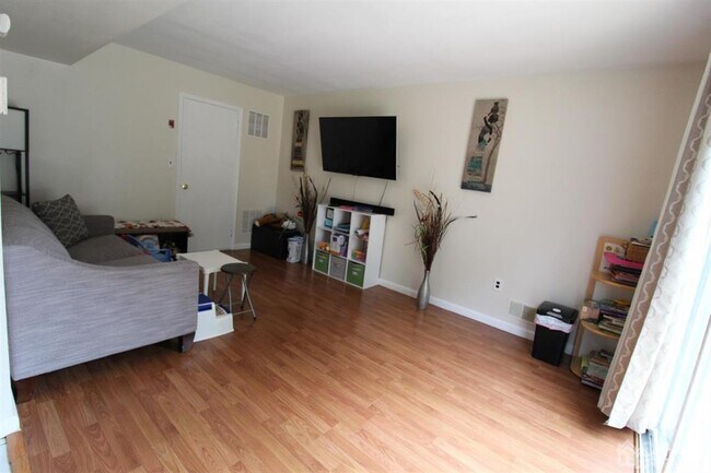 Building Photo - 47 Linden Ln S