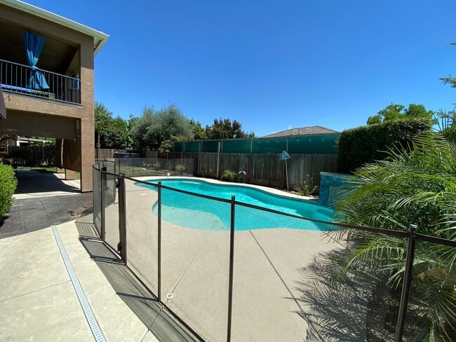 Building Photo - Big beautiful Home for rent in Visalia, Ca