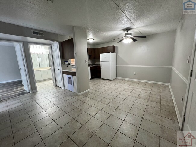 Building Photo - 915 S Seminole Dr