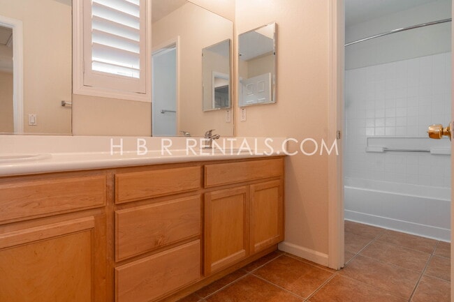 Building Photo - Comfort, Convenience & Space — Tracy Living at Its Best