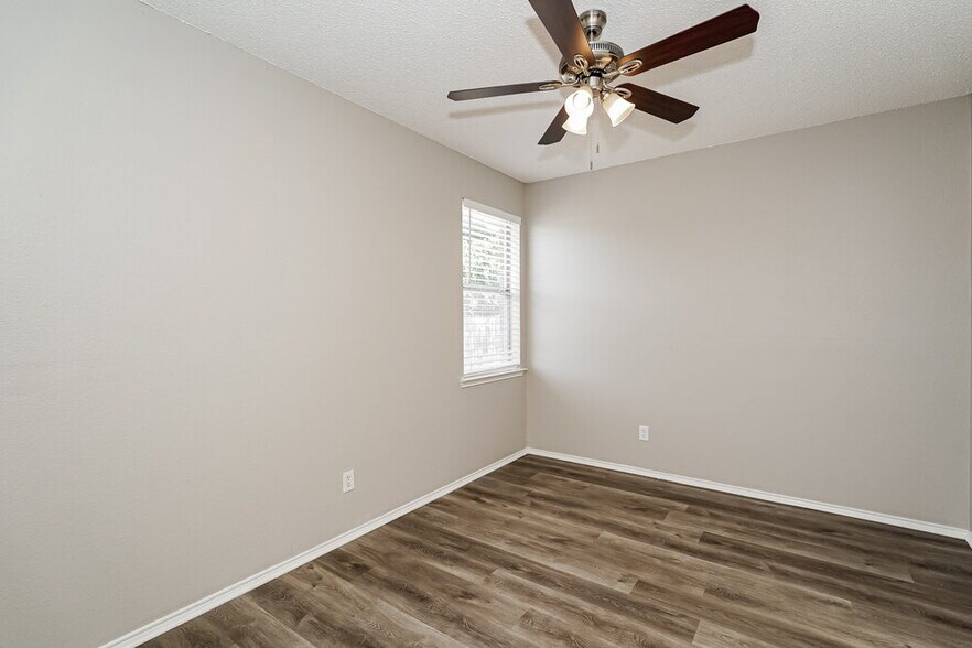 Building Photo - 7213 Park Creek Cir W