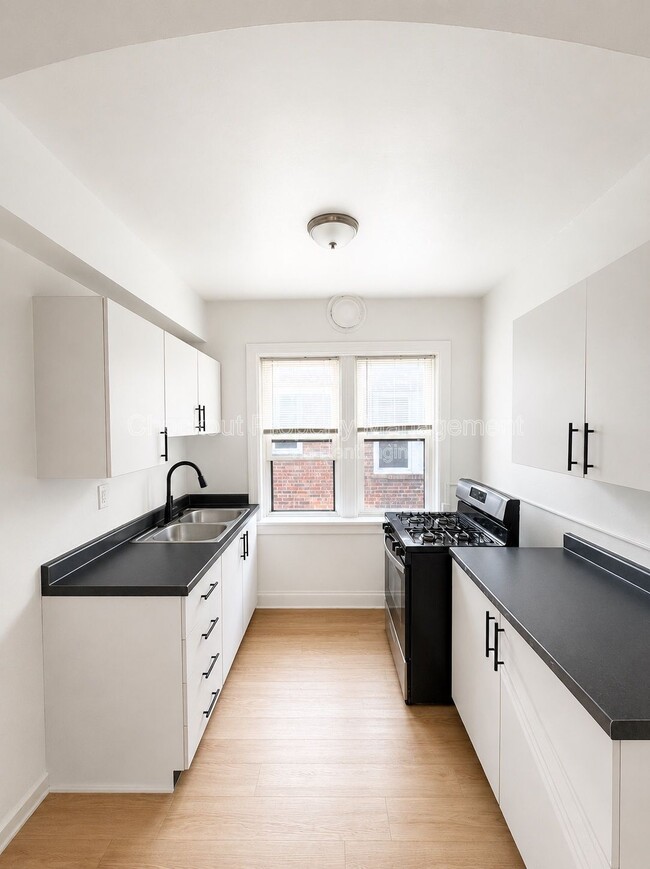 Interior Photo - 7334-40 Forsyth Blvd