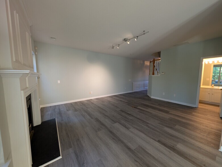 Building Photo - Room in Townhome on Dunford St