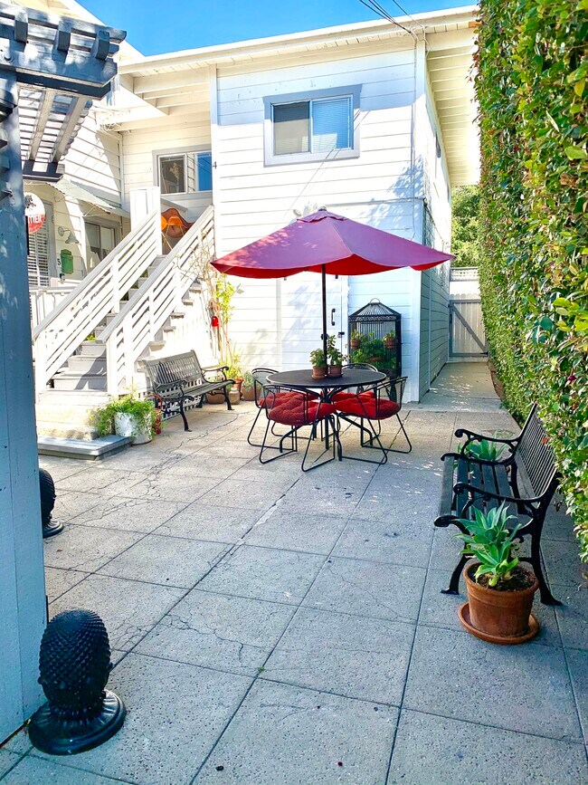 Building Photo - 2528 De La Vina St