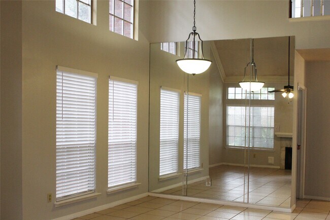 Building Photo - 4918 Maple Brook Ln