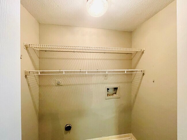 Building Photo - 2800 Jeanetta St