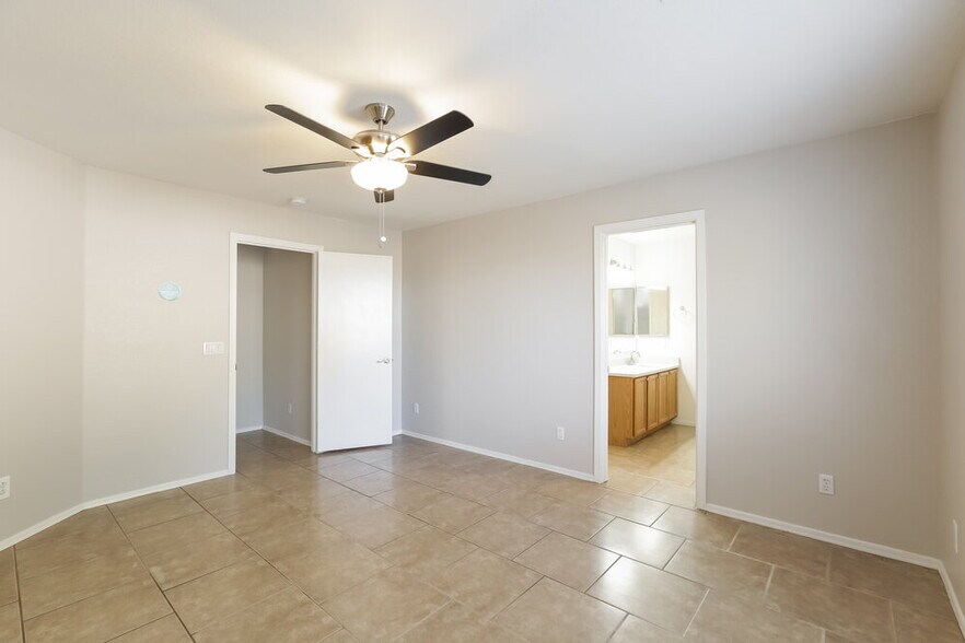 Building Photo - 7907 N 53rd Dr