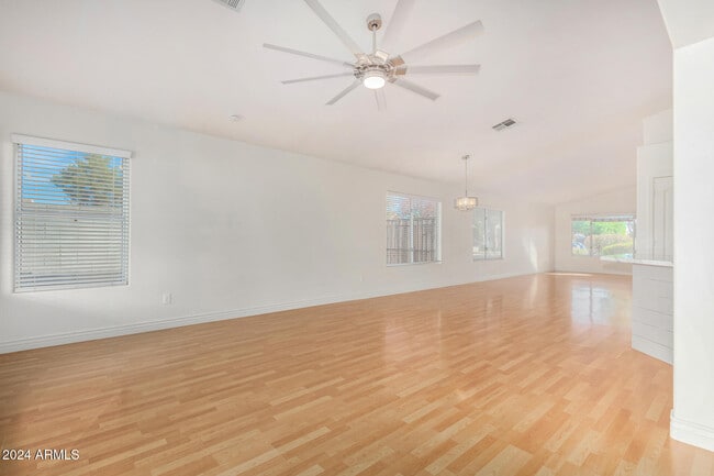 Building Photo - 8338 W Paradise Dr