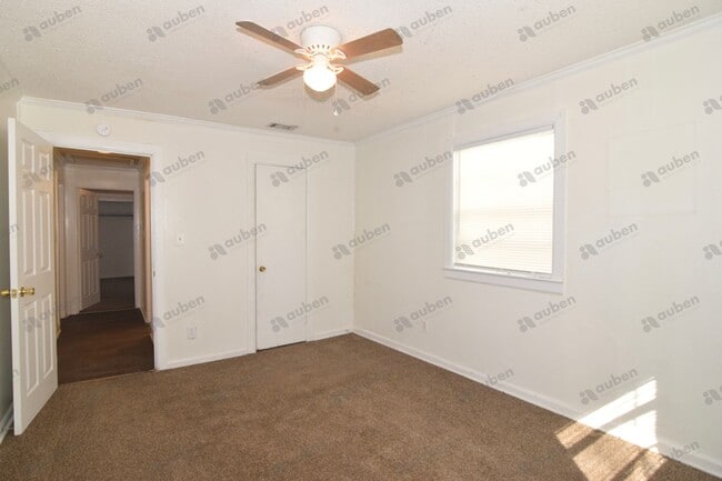 Building Photo - 2 Bedroom Duplex For Lease