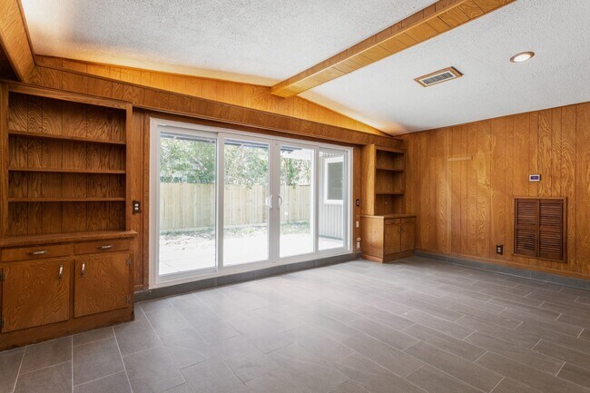 Building Photo - 9106 Bonhomme Rd