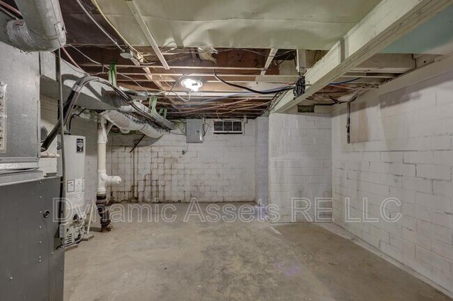 Building Photo - 410 Fieldcrest Dr