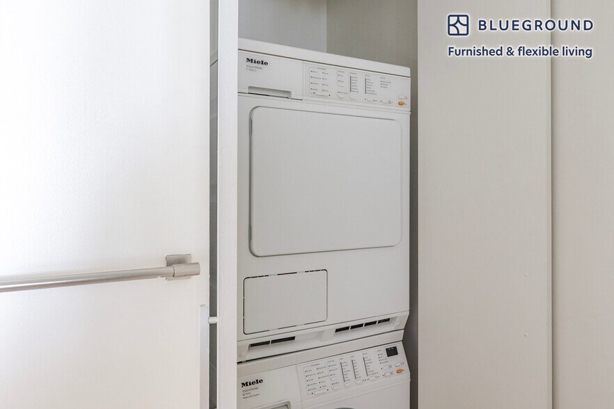 Building Photo - 450 W 17th St