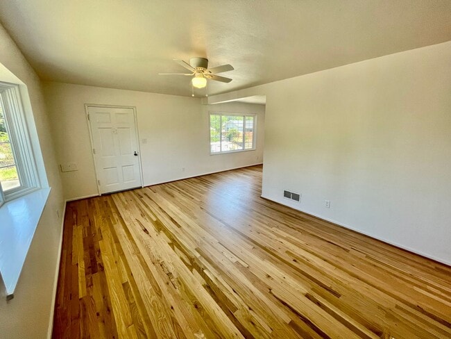Building Photo - Modern and Bright 3Bd/1B Home | Washer & D...