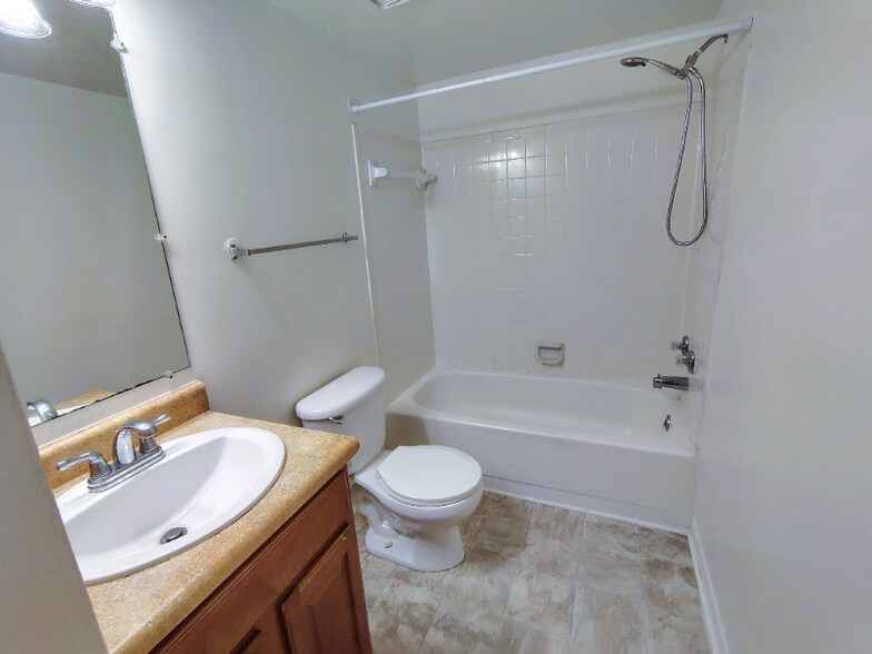 Building Photo - 600 Reusens Rd