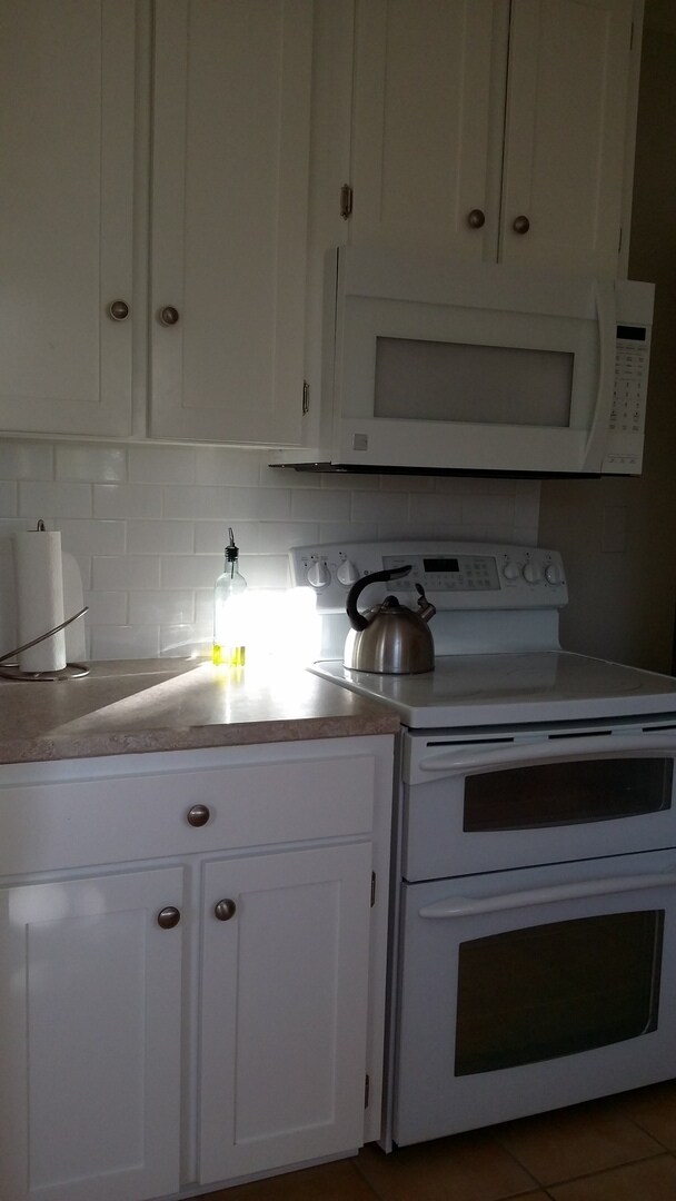 Building Photo - Occupied, do not disturb tenants. Barge-Chestnut Historic District Craftsman 2br 2ba home, with a...