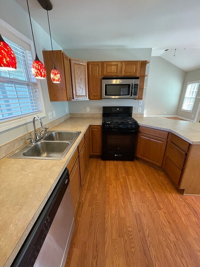 Building Photo - 122 Saddlecreek