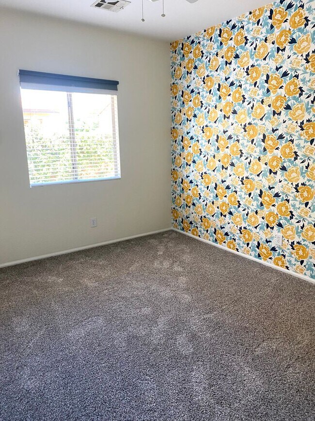 Building Photo - **BEAUTIFUL 3BEDROOM/2BATHROOM HOME LOCATE...