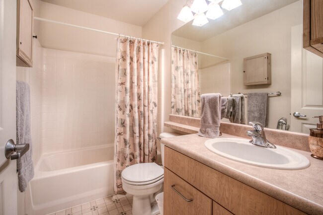 Building Photo - Beautiful 3 Bedroom Bordeaux Condo with 2 ...
