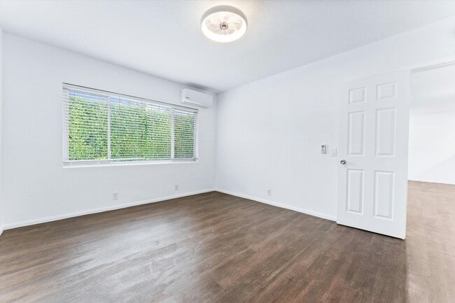 Building Photo - 502 Calle Santa Rosa S