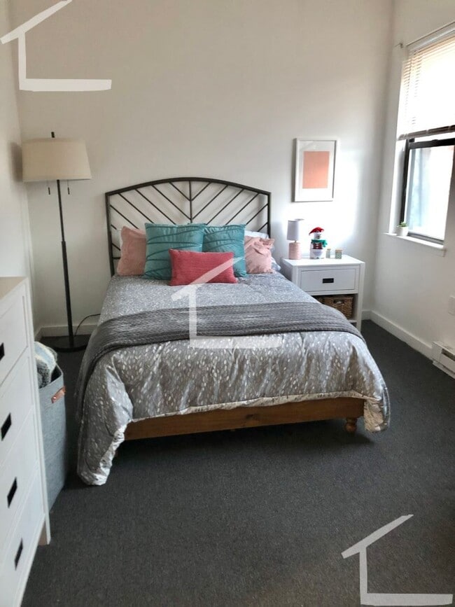 Building Photo - 9/1 Updated, spacious 3BR in South End near Northeastern/Wentworth