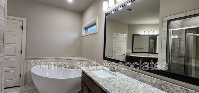 Building Photo - 3200 SW Hazelnut Ave