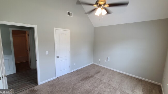 Building Photo - 1593 Queen Elizabeth Dr