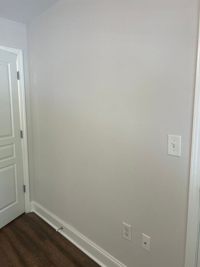 Building Photo - Three Bedroom Townhouse Available!