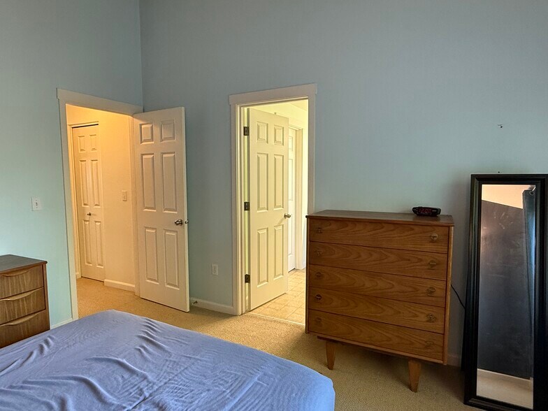 Building Photo - 10743 SW Canterbury Ln