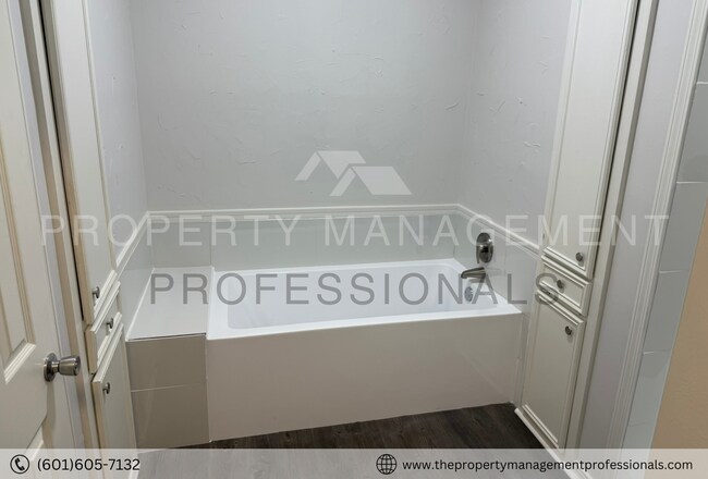 Building Photo - 600 Bay Pointe Ln