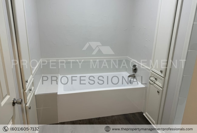 Building Photo - Renovated beauty near the country club and golf course!