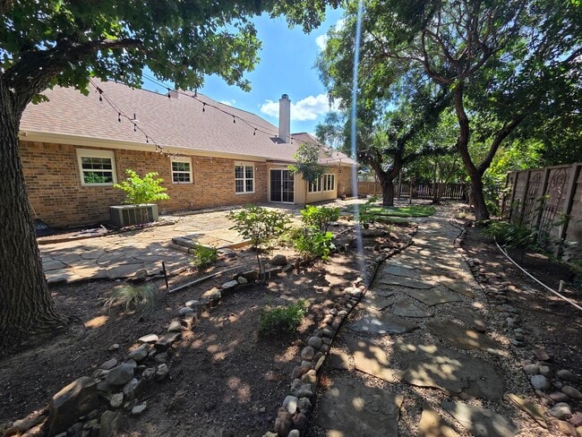 Building Photo - 2150 Hedgestone