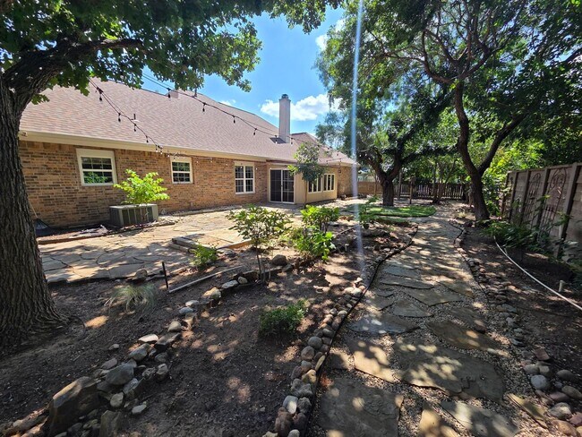 Building Photo - FOR LEASE!! Great location!