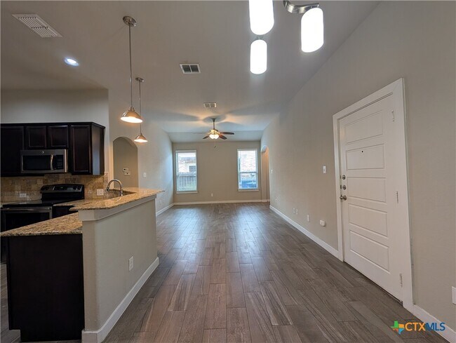 Building Photo - 549 Creekside Frst