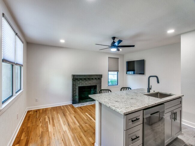 Building Photo - TCU 1 bedroom Unit - Summer 2026 Move In