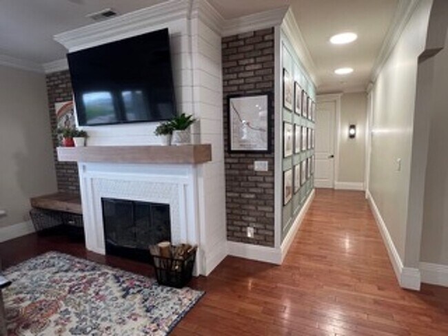 Building Photo - Very Spacious 6 bedroom home with amazing ...