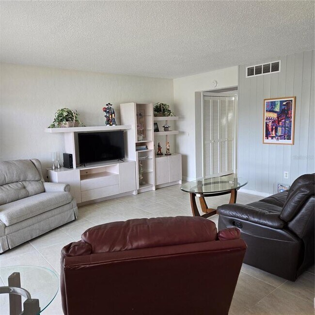 Building Photo - 7193 W Country Club Dr N