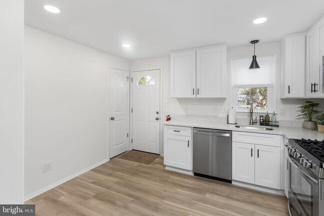 Building Photo - 295 Lander Dr